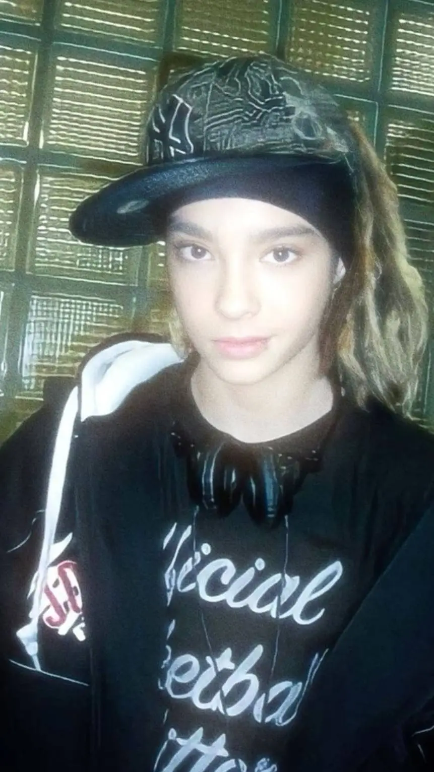 ai character: Tom kaulitz background