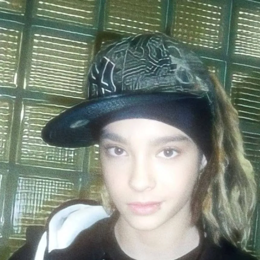 chat with ai character: Tom kaulitz
