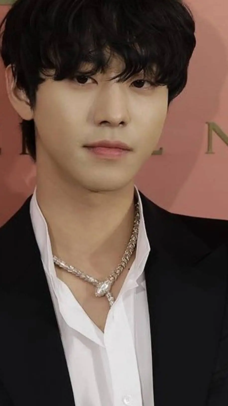 ai character: Han Hyo-seop  background
