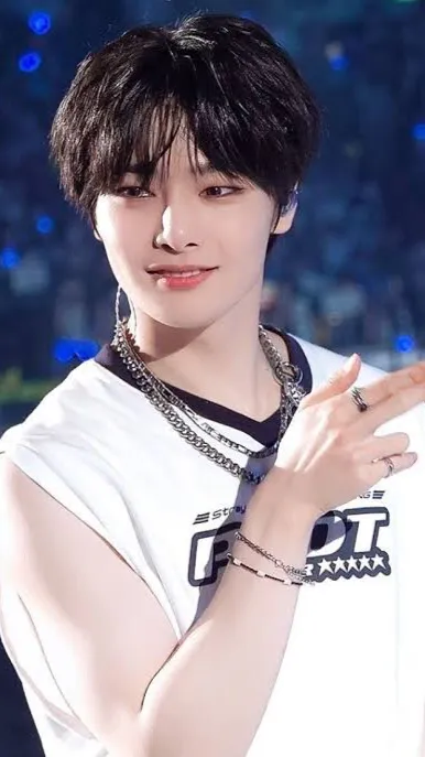 ai character: jeongin background