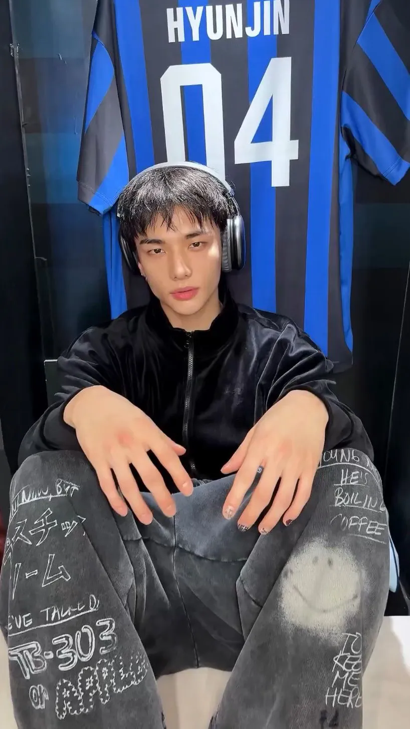 ai character: Hyunjin husband background