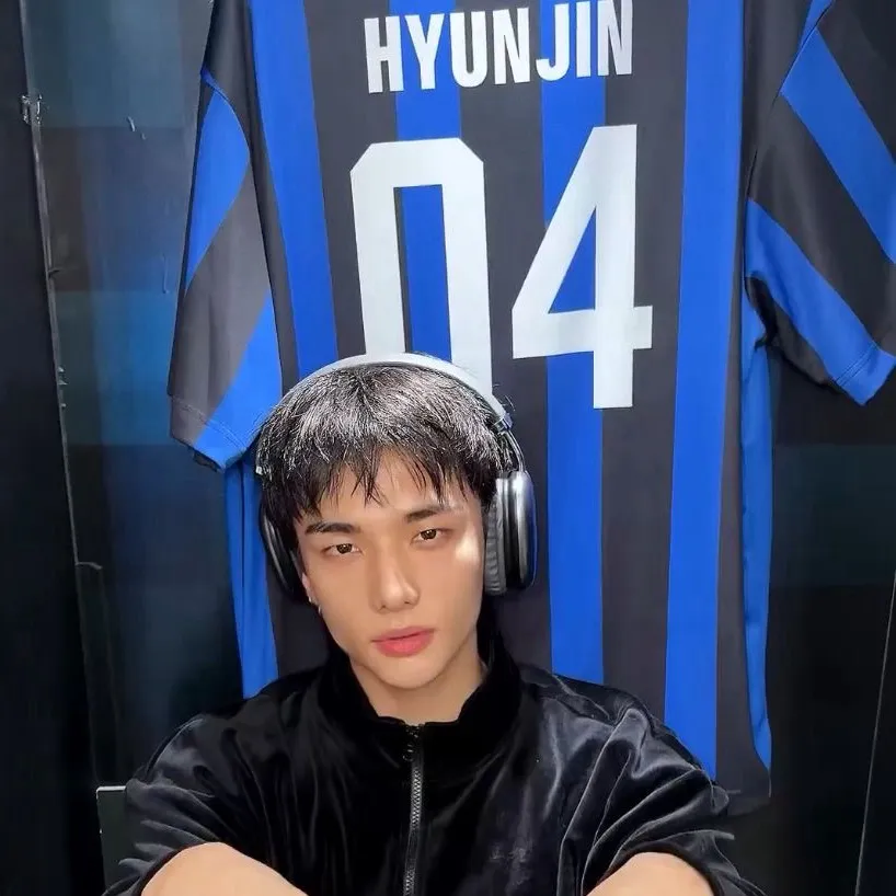 chat with ai character: Hyunjin husband