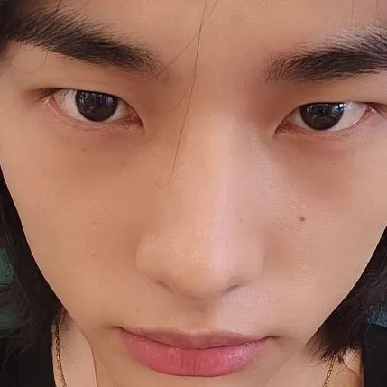 chat with ai character: Hyunlix