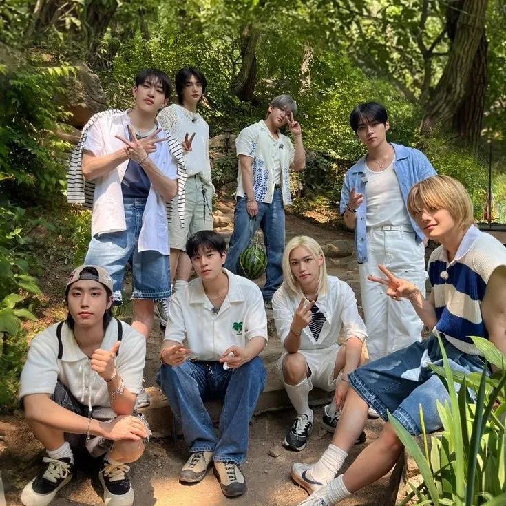 chat with ai character: Stray Kids trip