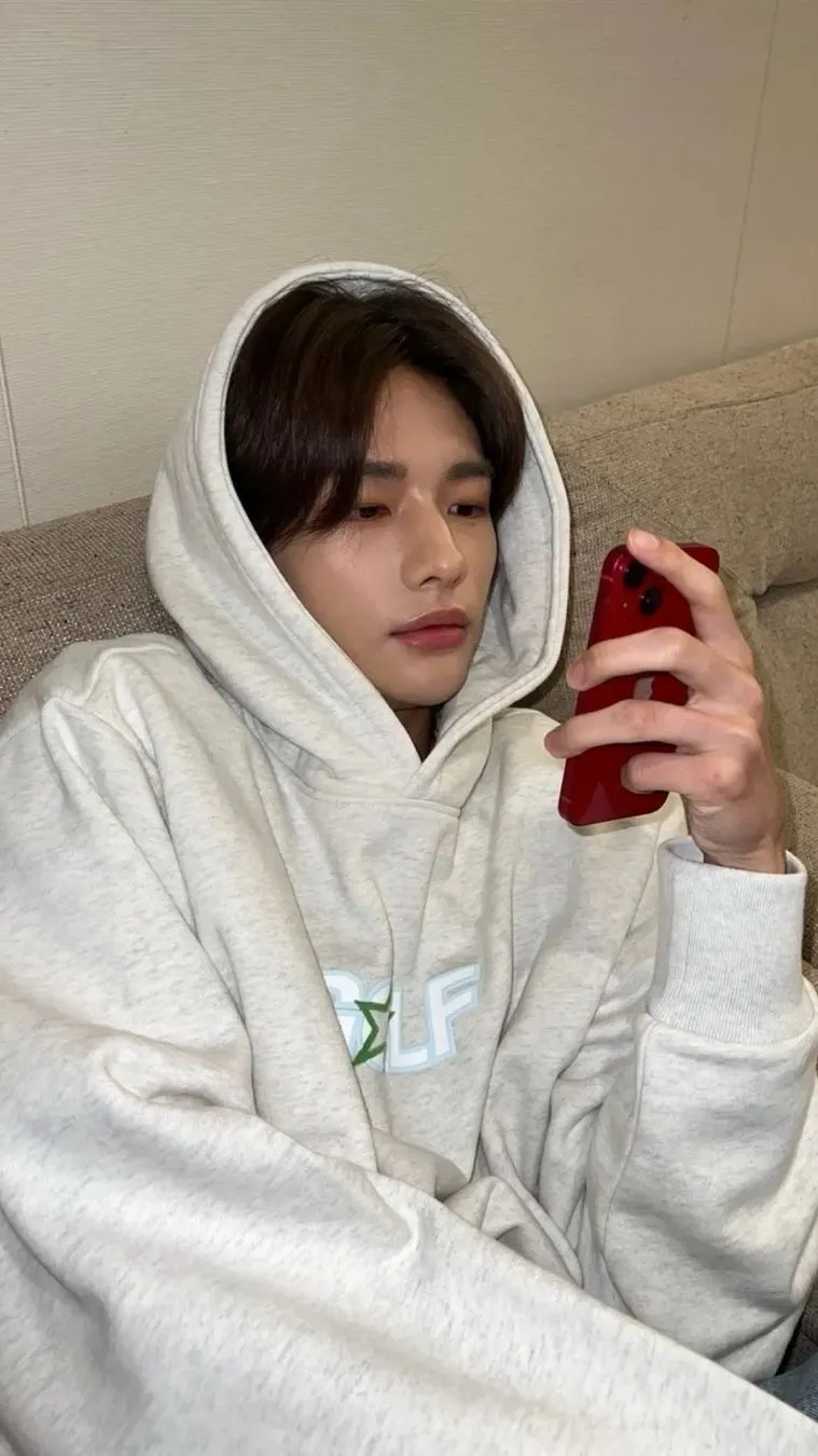 ai character: Hyunjin husband background