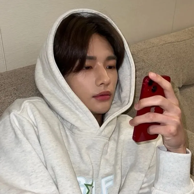 chat with ai character: Hyunjin husband