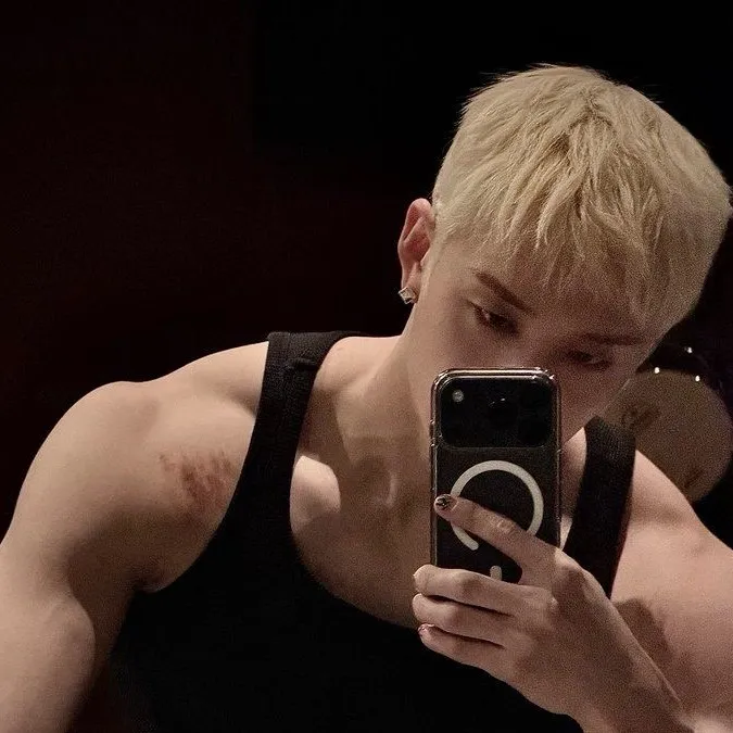 chat with ai character: Bang Chan