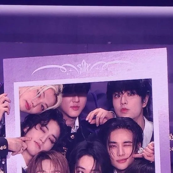 chat with ai character: Skzzzz