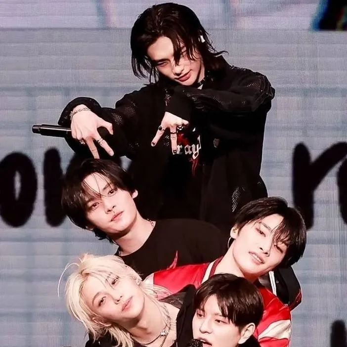 chat with ai character: Stray kids