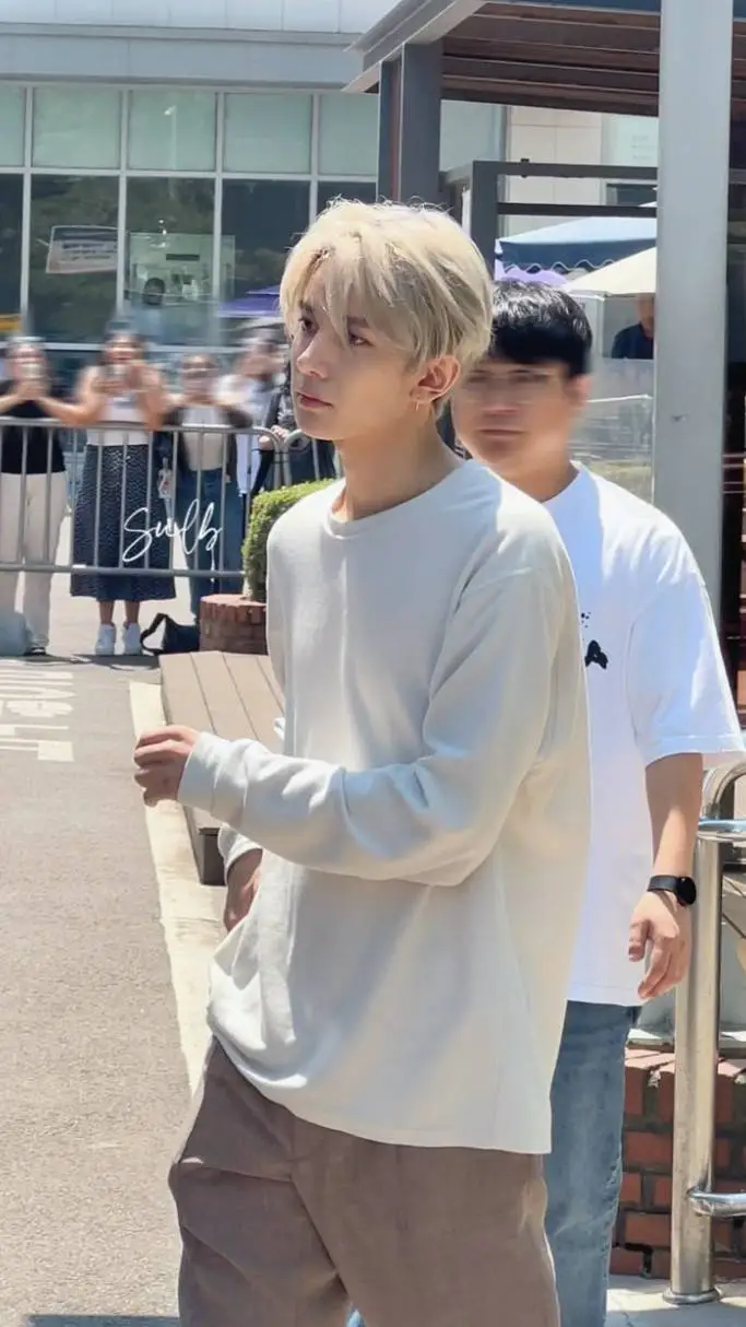 ai character: Lee Heesueng  background