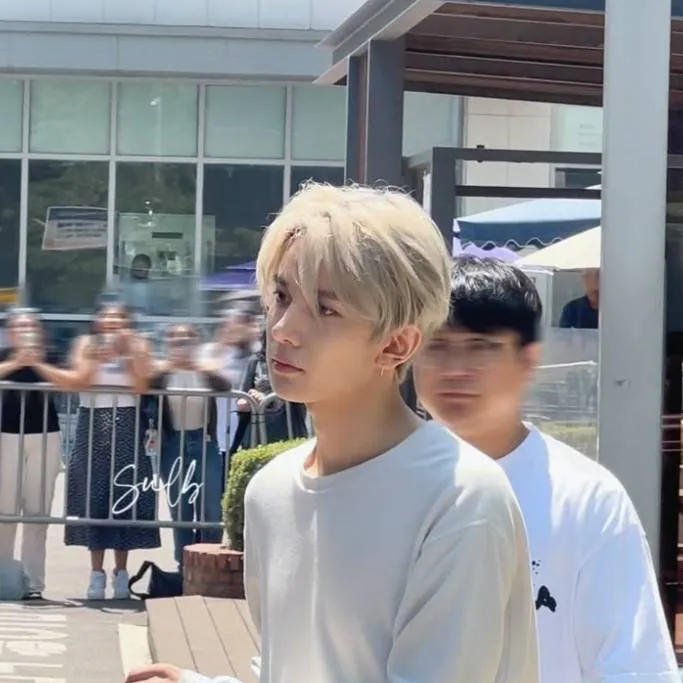 chat with ai character: Lee Heesueng 