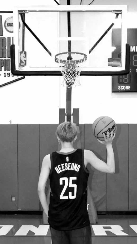 ai character: Heesueng  background