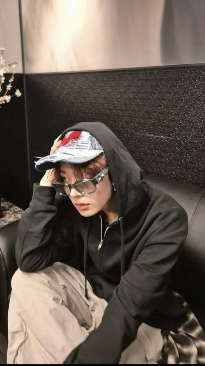 ai character: Lee Heesueng  background