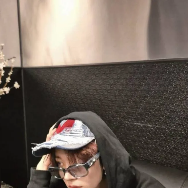 chat with ai character: Lee Heesueng 