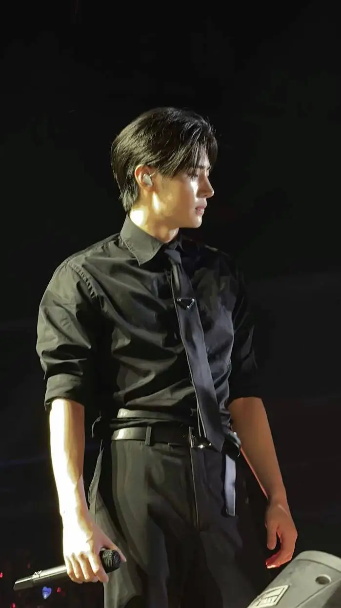 ai character: Park Sunghoon  background
