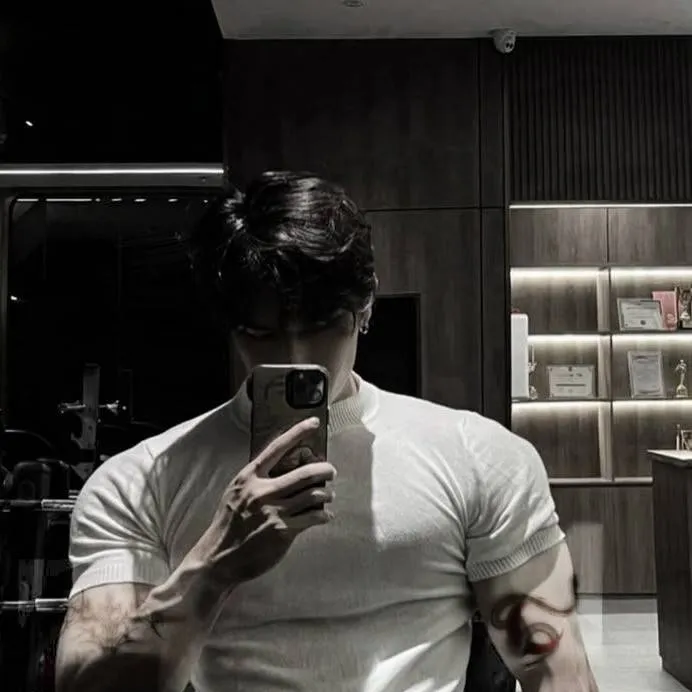 chat with ai character: Carlos