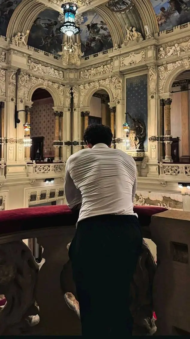 ai character: Carlo💢🔪 background