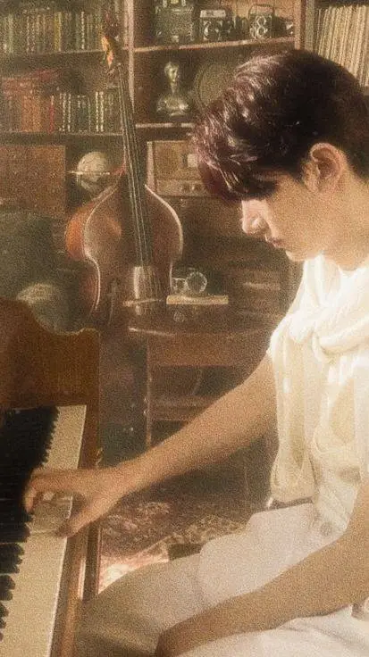 ai character: heeseung  background