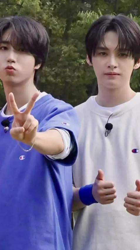 ai character: 💚🩷minsung🩷💚 background