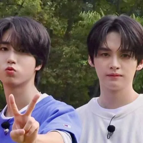 chat with ai character: 💚🩷minsung🩷💚