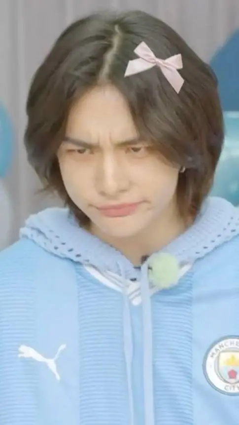 ai character: Hyunjinie ❣️ background