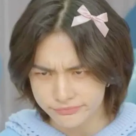 chat with ai character: Hyunjinie ❣️