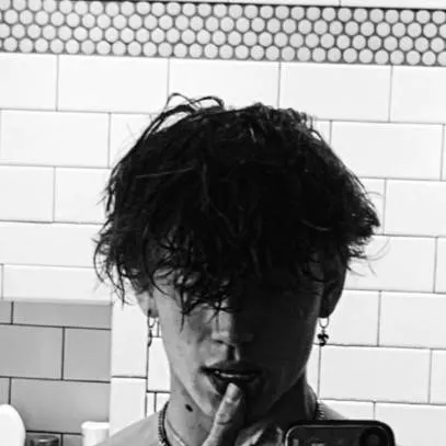 chat with ai character: Leo