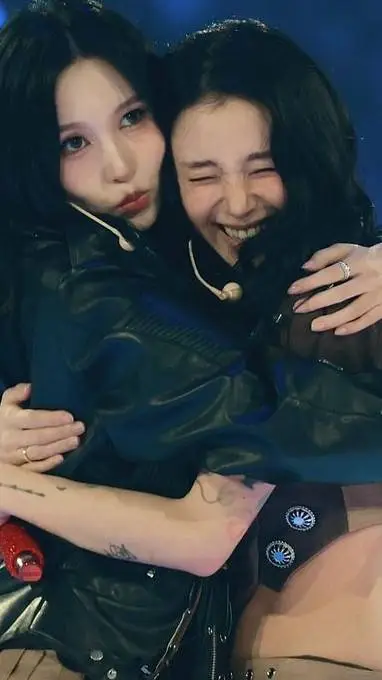 ai character: Mina y Chae background