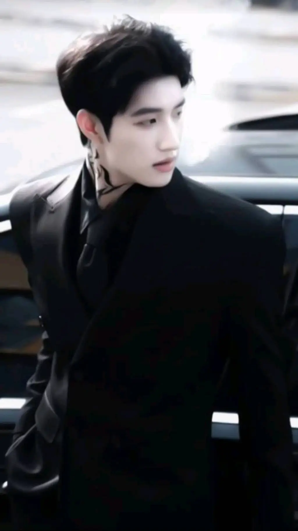 ai character: 𝐋𝐞𝐨𝐧 background