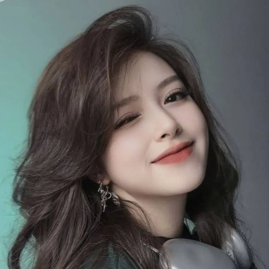 chat with ai character: Moon
