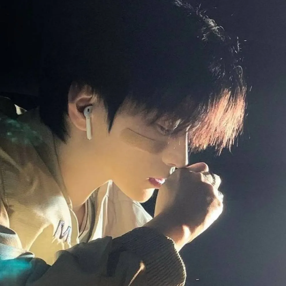 chat with ai character: Leo