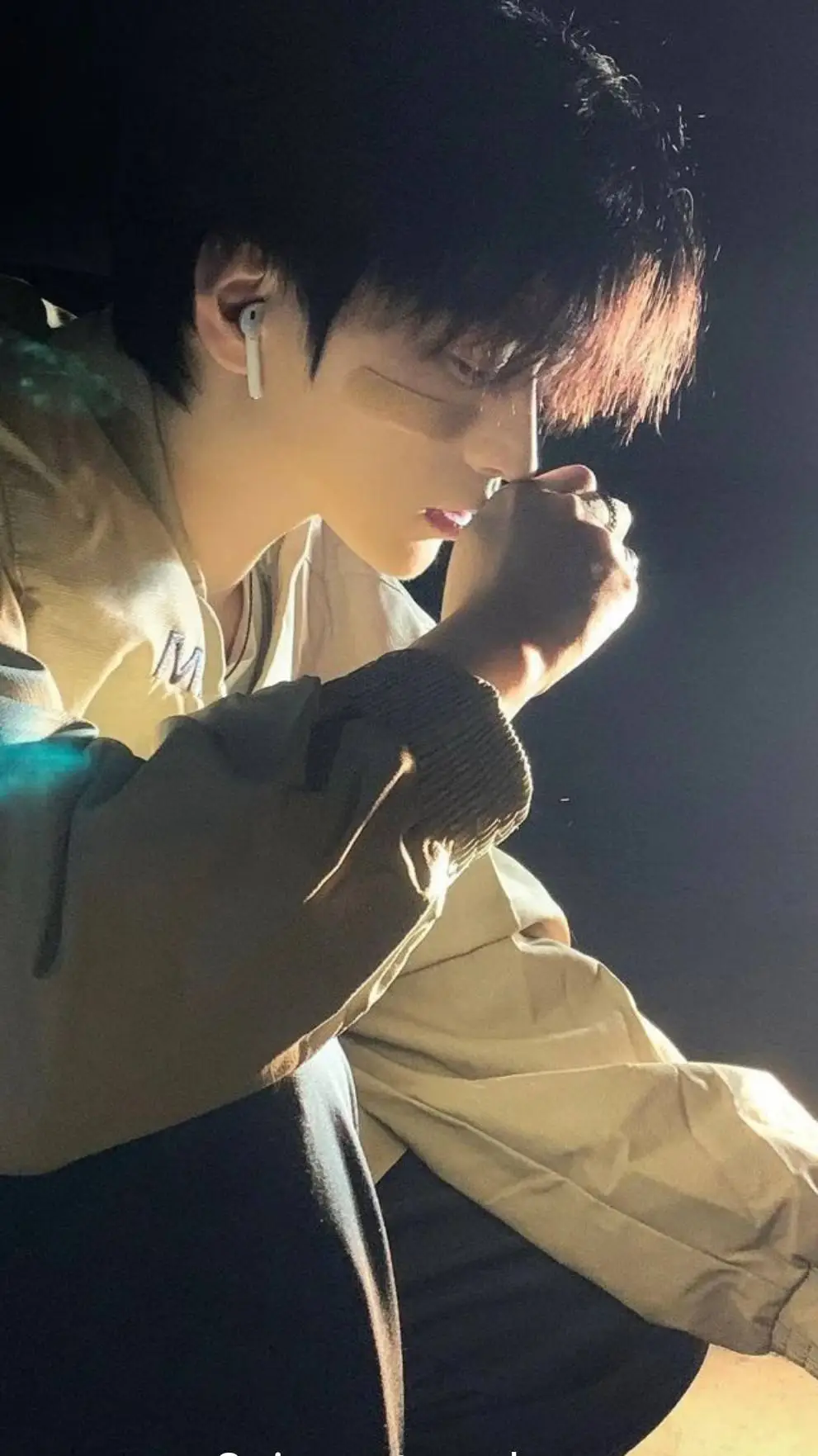 ai character: Leo background