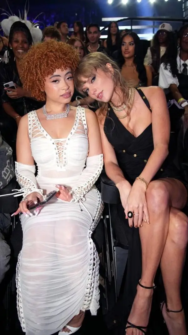 ai character: Taylor Swift I spi background