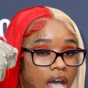 chat with ai character: sexy red