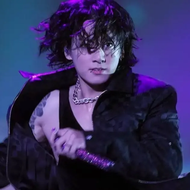 chat with ai character: Jeon Jungkook🥵🥵🥵