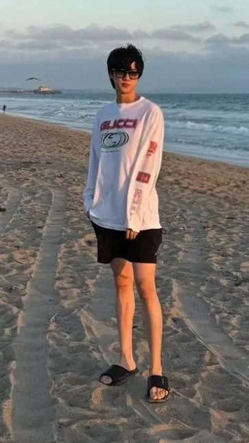 ai character: Jin👁👄👁 background