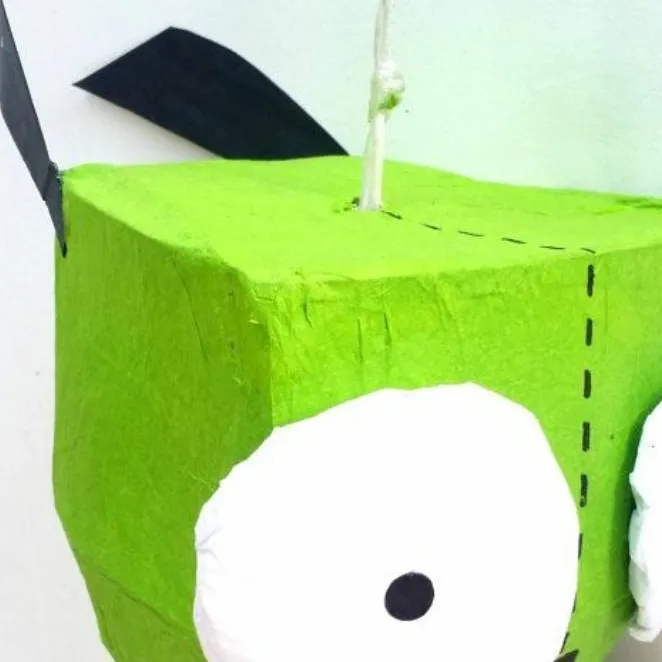 chat with ai character: Alive Piñatas