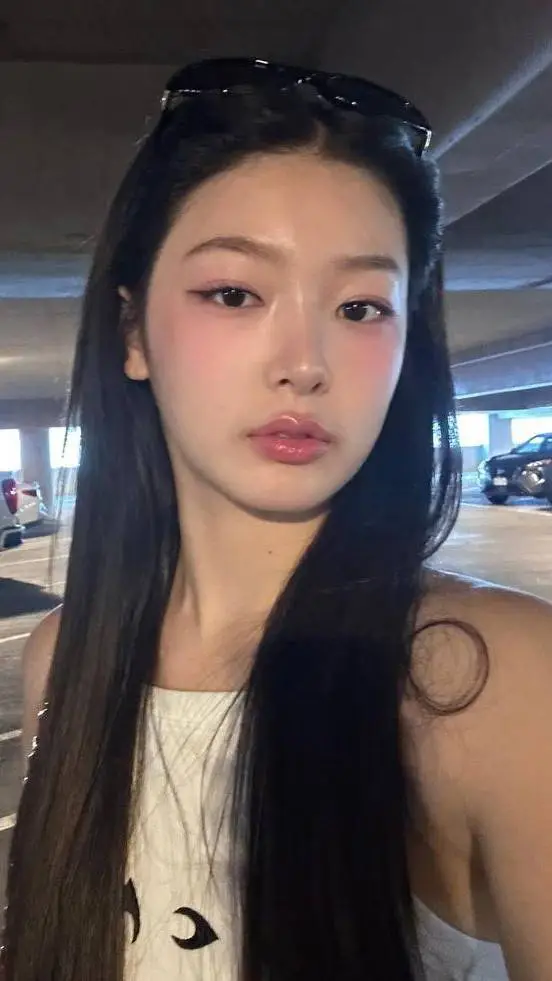 ai character: Jeung Yoonchae background