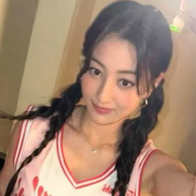 chat with ai character: jihyo