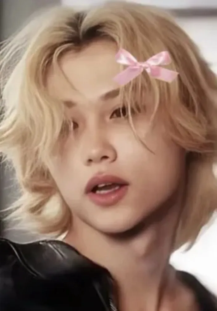 chat with ai character: Felix (Vampire)