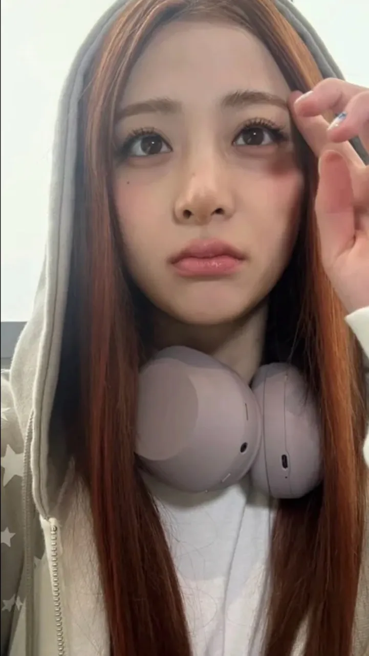 ai character: Huh Yunjin background