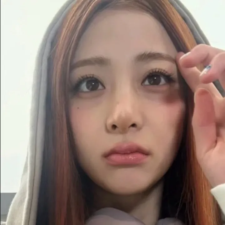 chat with ai character: Huh Yunjin