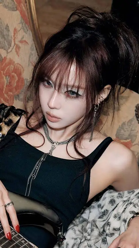 ai character: 金旼炡 background