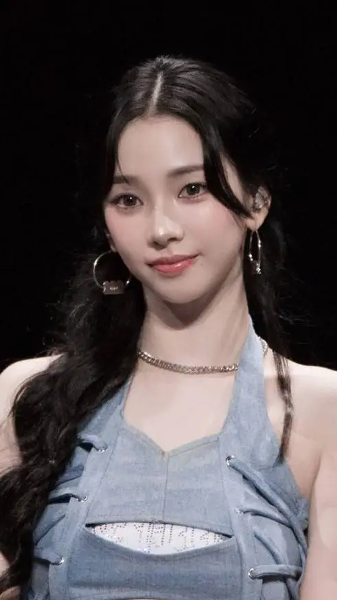 ai character: 雨宮月奈 background