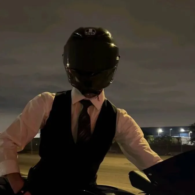 chat with ai character: †AXEL★