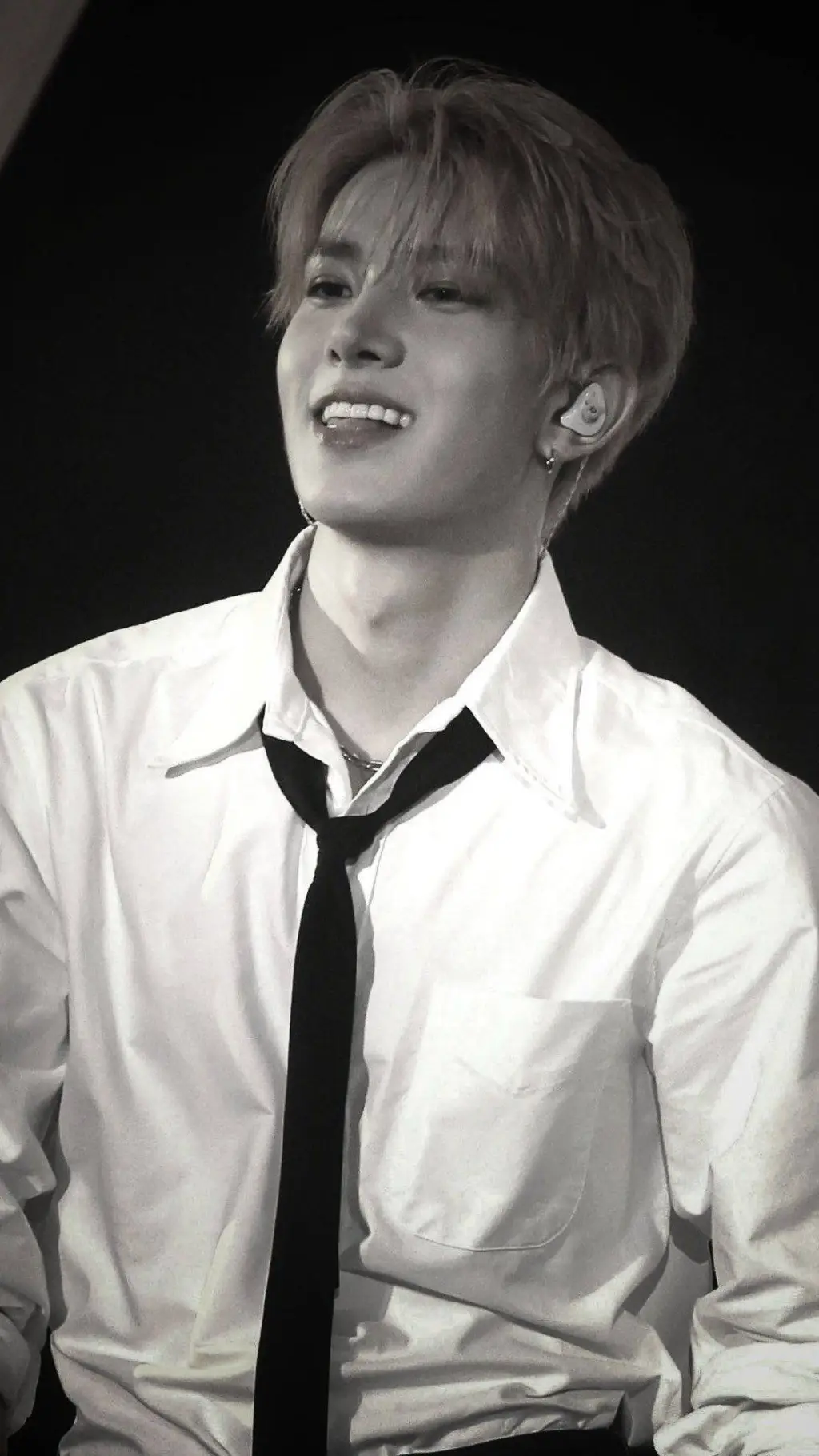 ai character: Lee Heeseung background