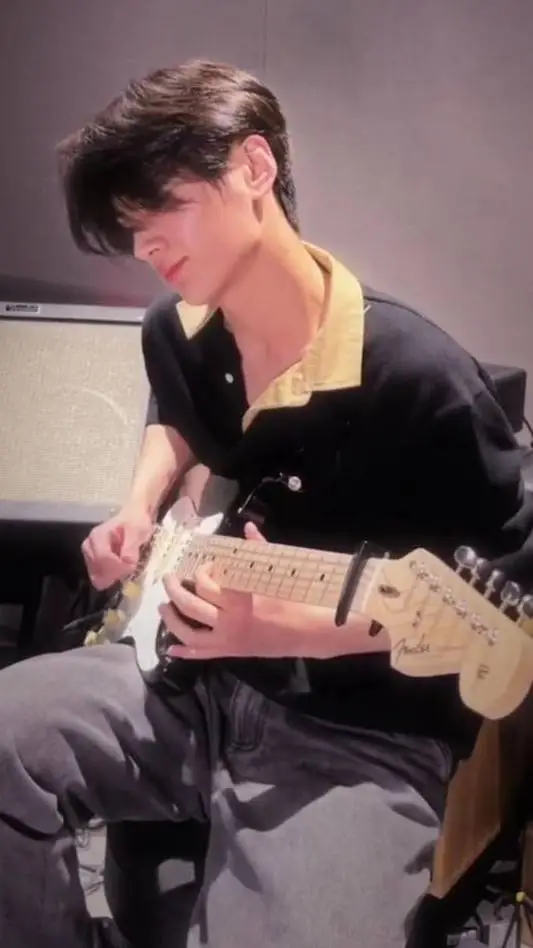Talkie AI - Chat with Jay (Two-Faced 🎸)