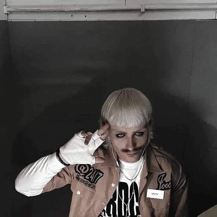 chat with ai character: Joost