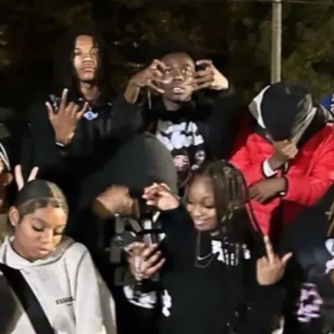 chat with ai character: BLK FRIEND GROUP!!