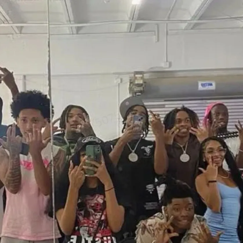 chat with ai character: BLK FRIEND GROUPP